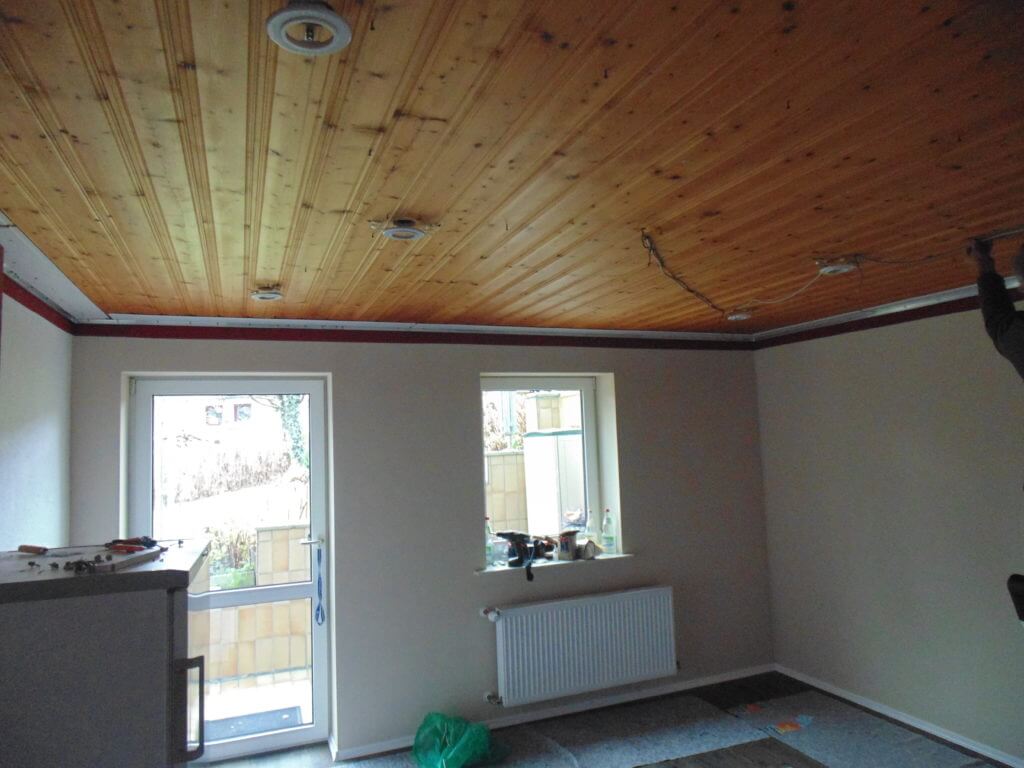 Holzdecke vor Renovierung